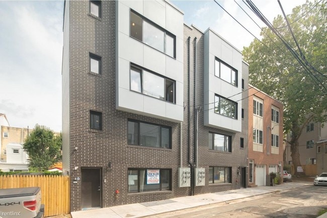 Building Photo - 2537 Montrose St