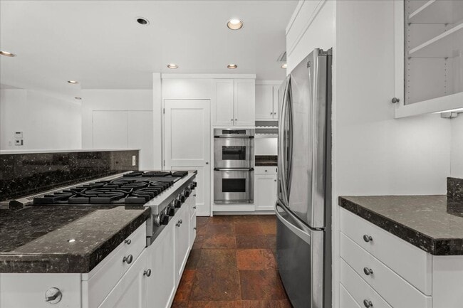 Foto del edificio - Private Hillside Retreat with Expansive Yard, Chef’s Kitchen, and Spa-Like Primary Suite