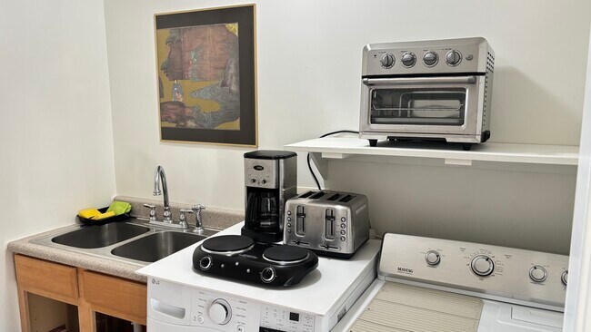 Foto del edificio - 7939 Denrock Ave
