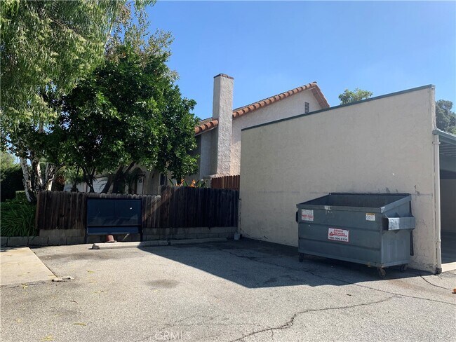 Foto del edificio - 656 Lemar Park Dr