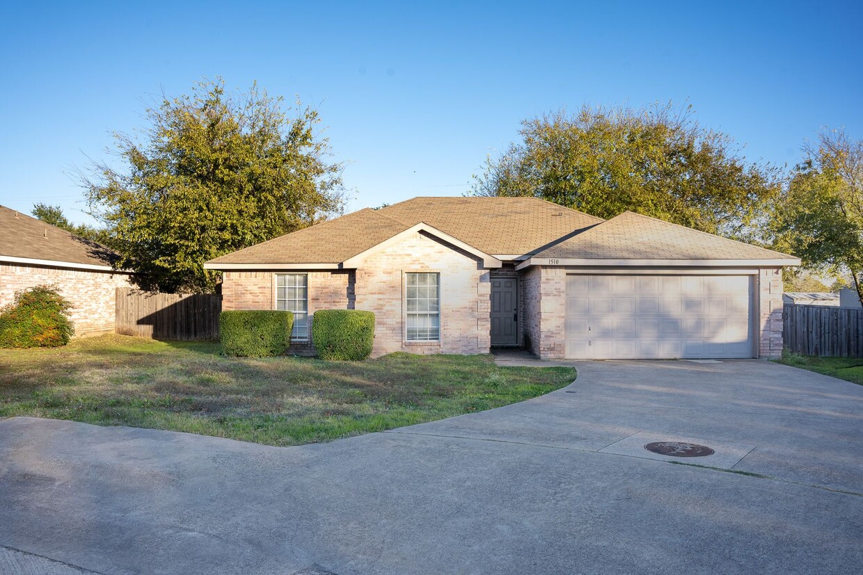 Primary Photo - Desoto home on Cul-de-sac