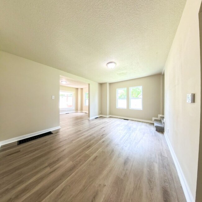 Foto del edificio - Remodeled 3 bed 1 bath w/huge garage- Jeff...
