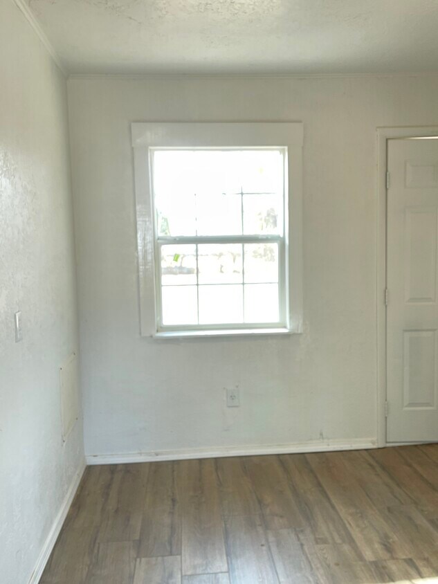 Building Photo - 1802 NW Ozmun Ave