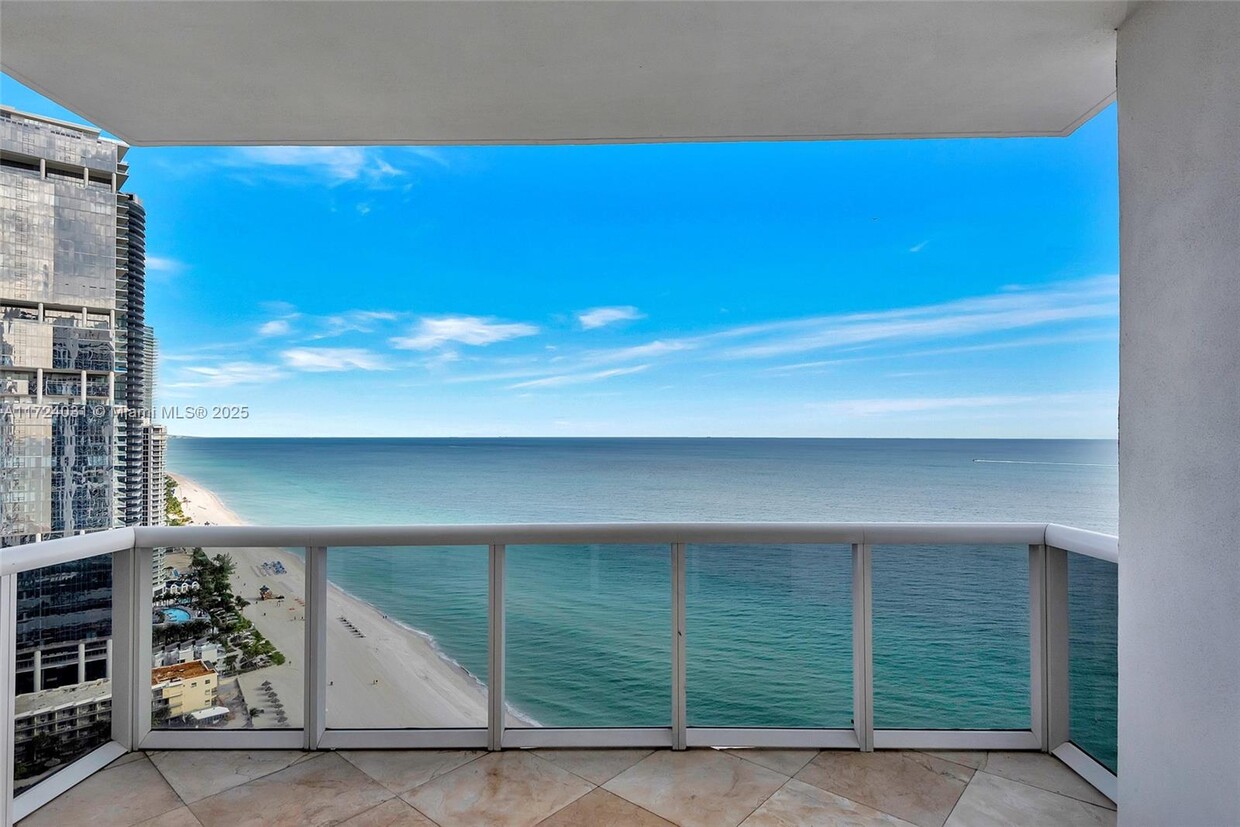 Foto principal - 18201 Collins Ave