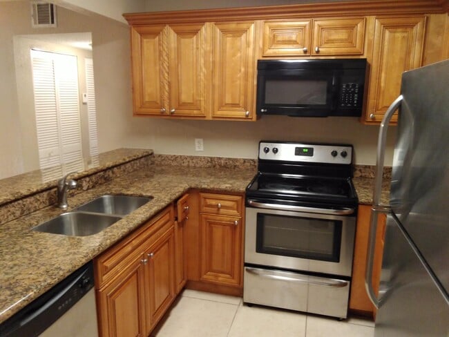 Building Photo - 1515 Lake Crystal Dr