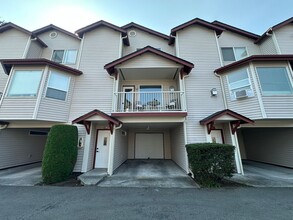 Building Photo - 8823 Holly Dr
