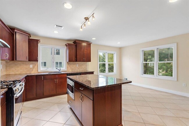 Building Photo - 8 Kiesewetter Ln