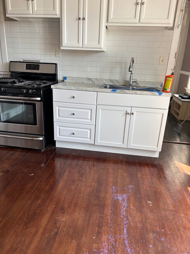 Kitchen - 3706 W Roscoe St