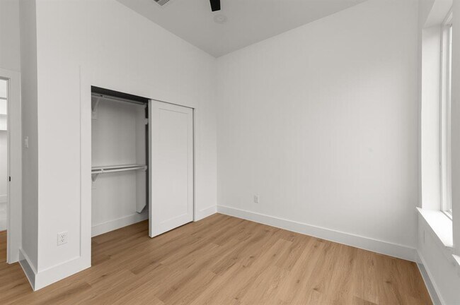 Building Photo - 1805 Sakowitz St