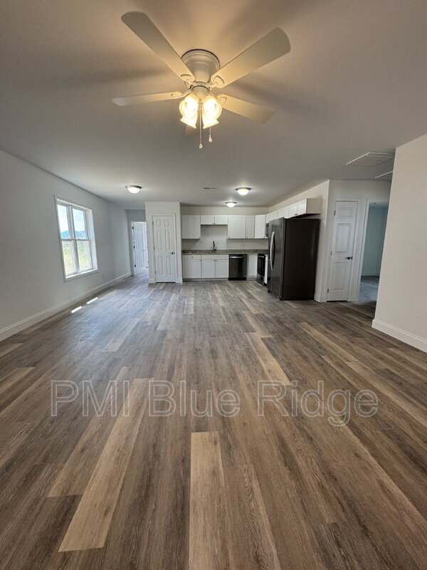 Foto del edificio - 216 Quinn Hill Ln