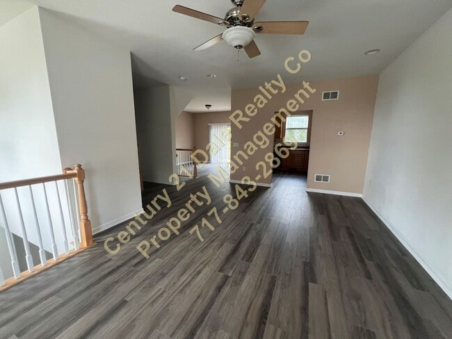 Building Photo - Beautiful 3 BR, 2.5 Bath home in Woodcrest...