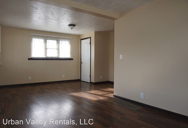 Building Photo - 2 br, 1 bath House - 2002 S. Roberta St.