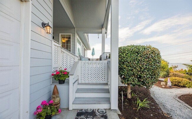 Building Photo - 1486 SE Camano Dr