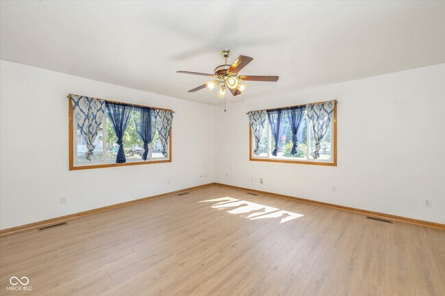 Building Photo - 900 Yandes St