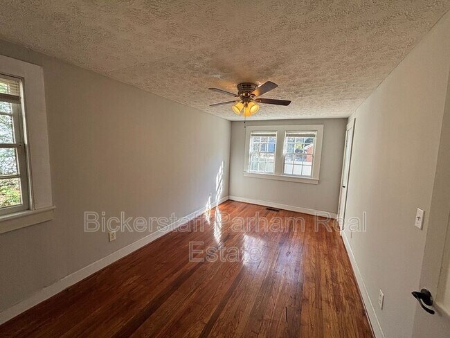 Foto del edificio - 2218 Camille Dr