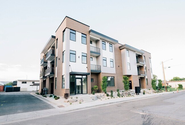 Building Photo - 408 S Main St