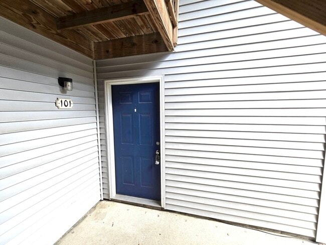 Building Photo - Charming 3BD/3BA Home with Modern Upgrades