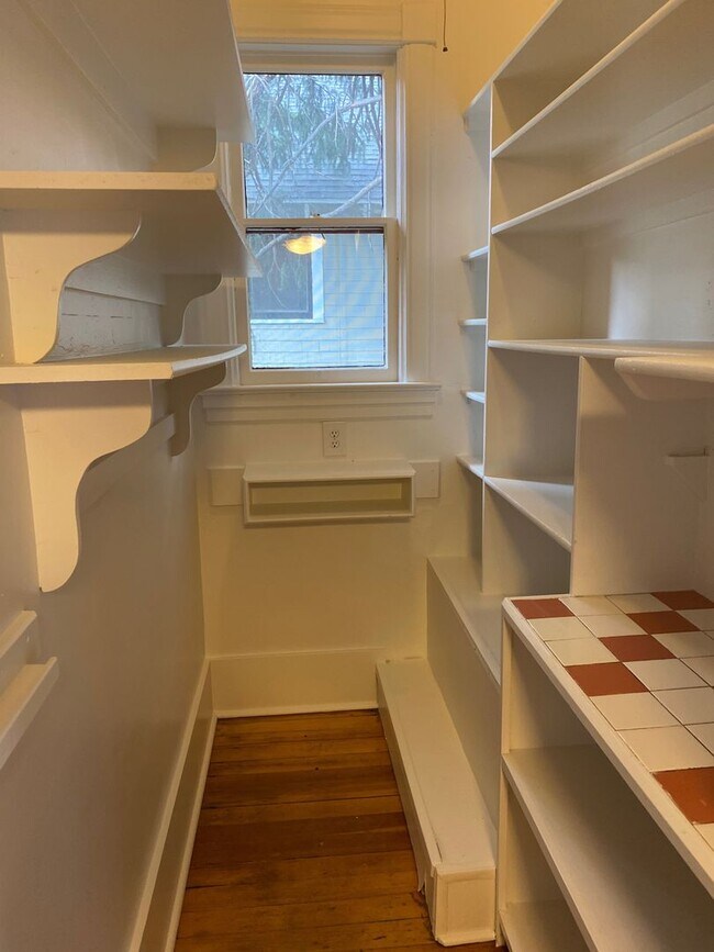 Building Photo - Beautiful Cottage 3 bed/2 bath Near Downtown!