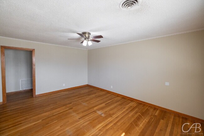 Foto del edificio - For Lease