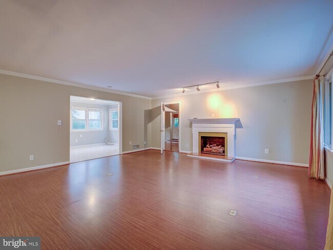 Building Photo - 3463 Washington Dr