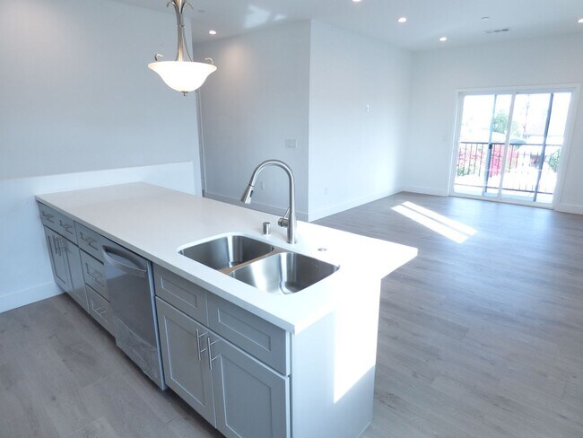 Foto del edificio - 1258 N Hobart Blvd
