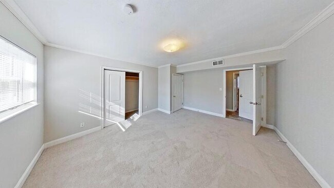 Building Photo - 2111 Briar Ridge Way Southwest
