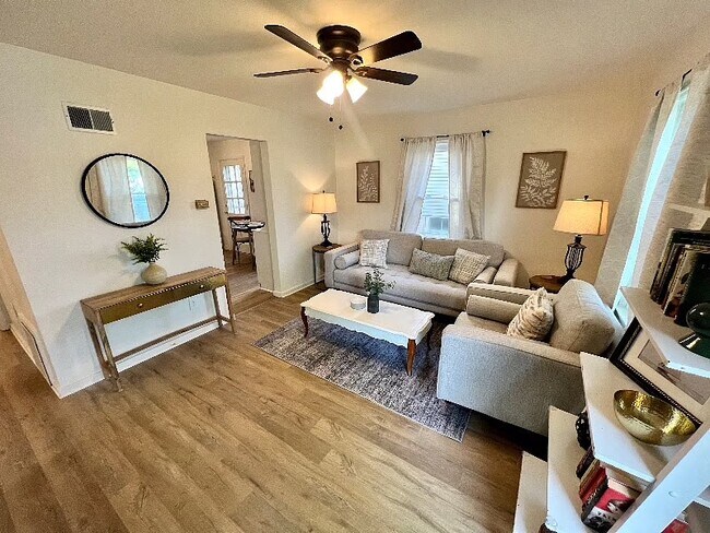 Building Photo - 913 E Gift Ave