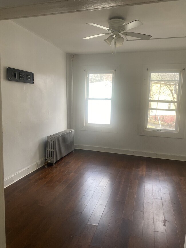 Foto del edificio - 27 Oakwood Ln
