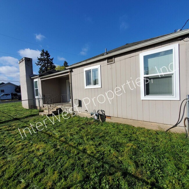 Building Photo - 3+bd 1.5 ba Single Level West Salem Home w...