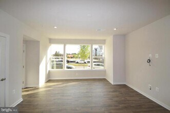 Building Photo - 13518 Sayward Blvd