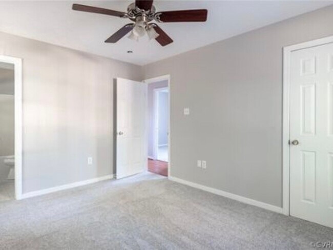 Foto del edificio - 448 Mill Run Ave