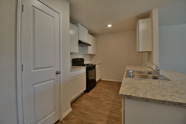 Foto del edificio - 2 Weeks Free Move-In Special! Charming Single-Story in Redbird Ranch | Open Layout, Private Suite...
