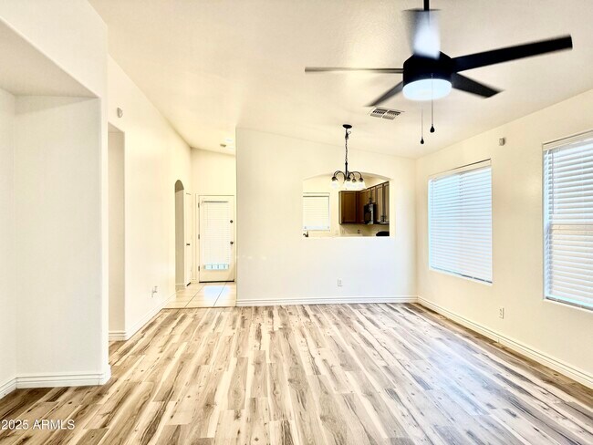 Building Photo - 2432 W Tamarisk Ave