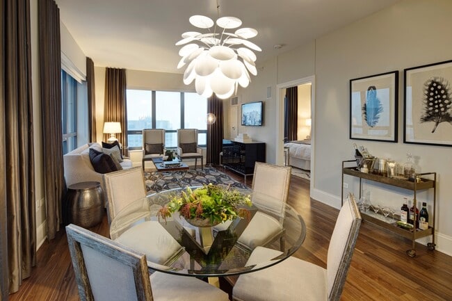 Building Photo - 705 S Clark St