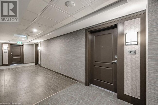 Building Photo - 450 Dundas St E