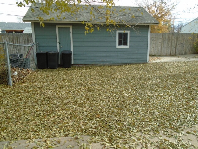 Building Photo - 221 Walnut St