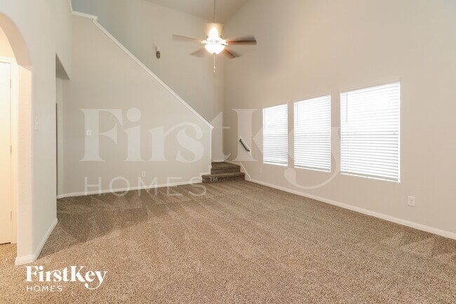 Foto del edificio - 25621 Roy Rogers Rd
