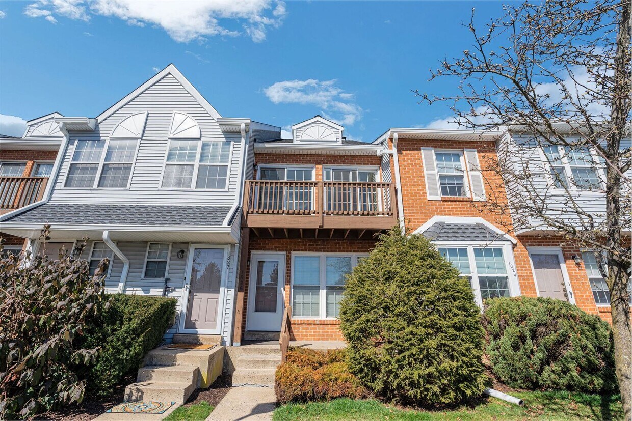 Foto principal - Beautiful 2 Bedroom, 1 Bathroom Condo In W...