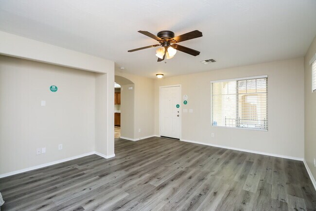 Foto del edificio - 2451 E Vermont Dr