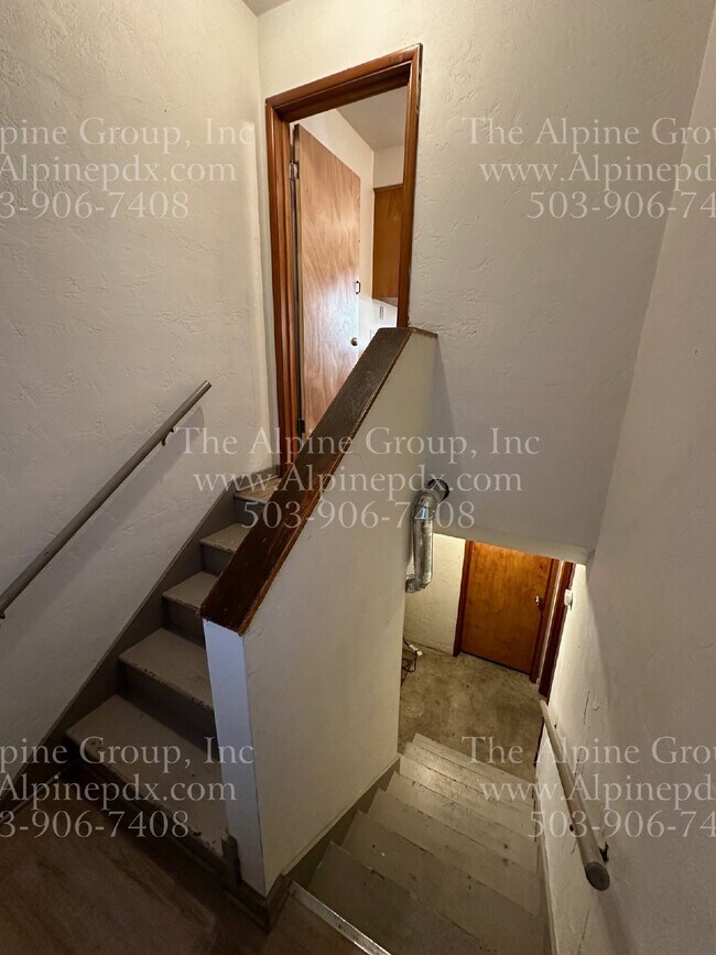 Building Photo - Cozy 2-Bedroom Multiplex in Prime Portland...