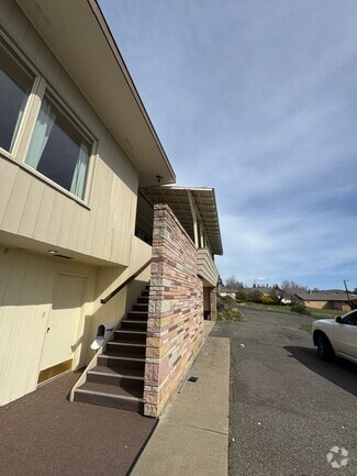 Building Photo - 806 Hill Dr