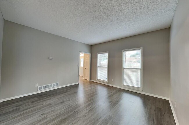 Foto del edificio - 1717 Victoria Way NW