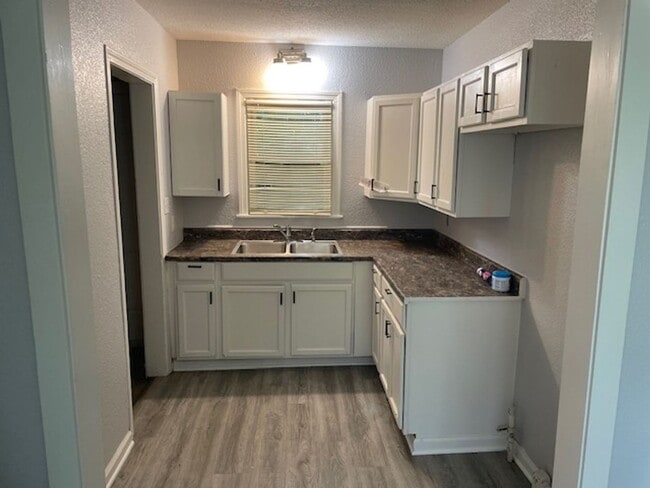 Building Photo - Updated 2-bedroom, 1-bathroom rental home located on Mossman Ave.