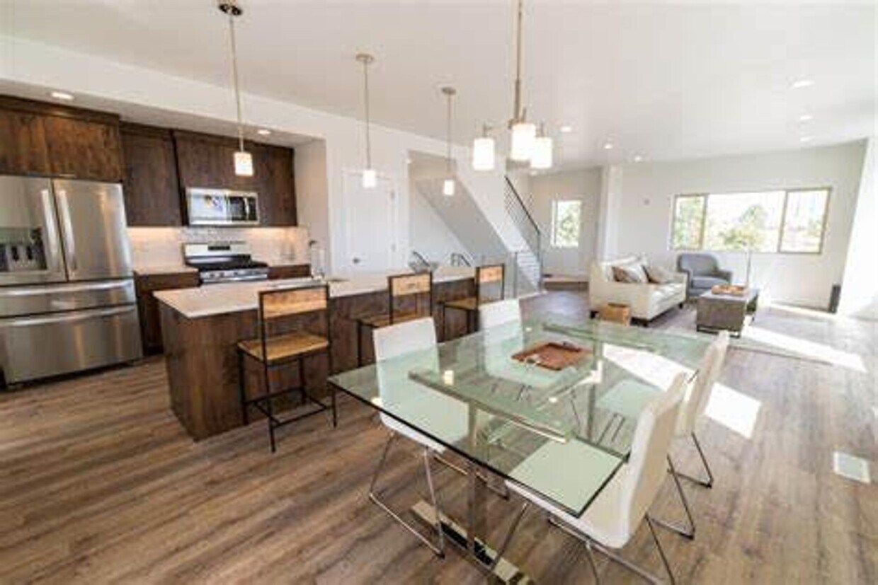 Foto del edificio - Beautiful townhome