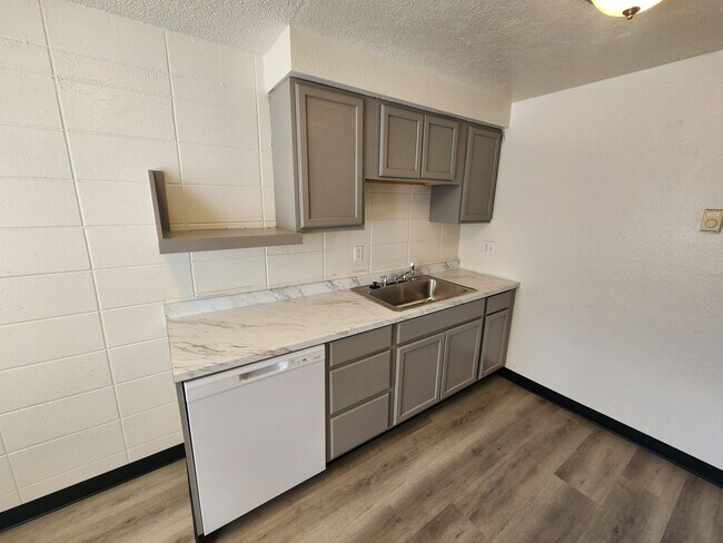 Foto del edificio - Remodeled 2 Bedroom Apartment