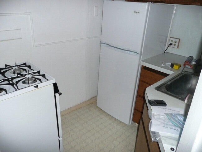 Kitchen - 1121 Broadway Ave E