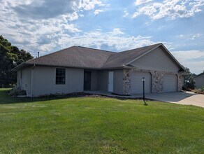 Building Photo - 63660 Hidden Ridge Ct