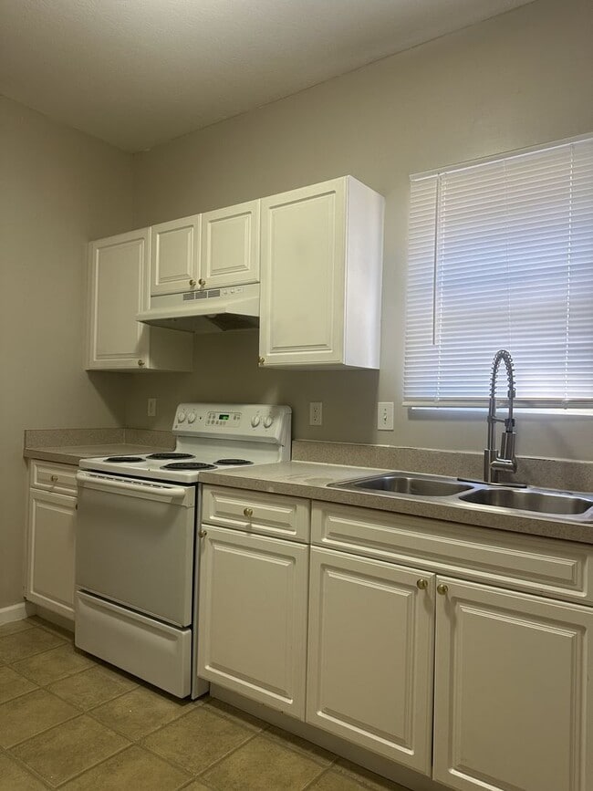 Building Photo - Beautiful 3 Bedroom 2.5 Bath Single Family...