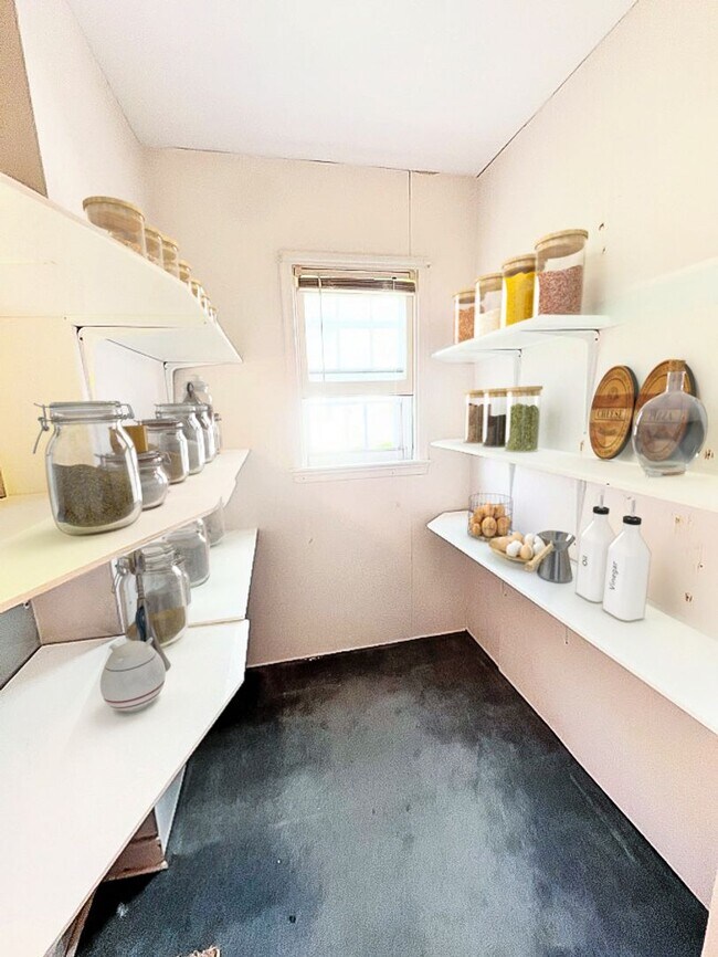 Building Photo - Charming Single Family Home - Hardwood Flo...