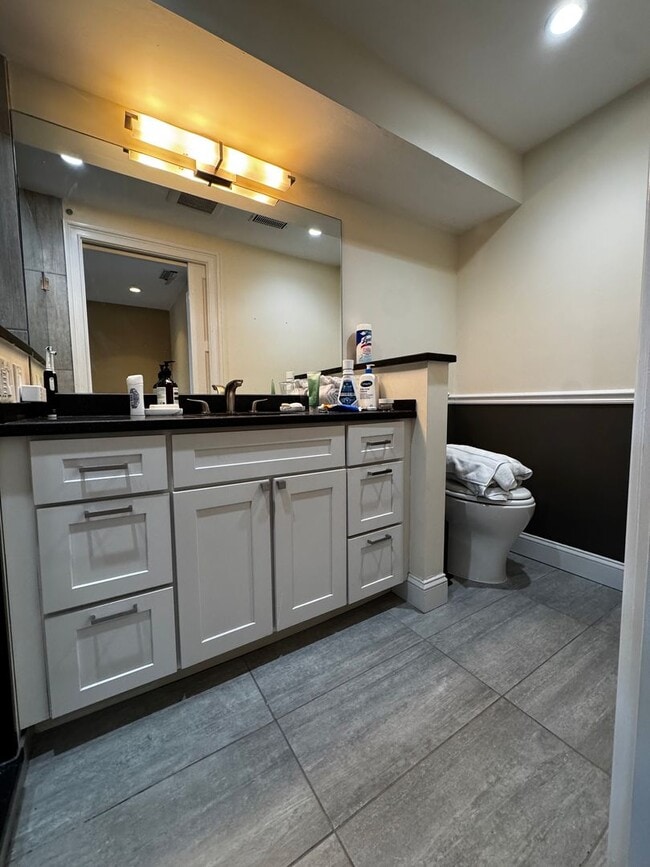 Photo - 1 bed 1.5 bath with roof deck, no undergrads, central air, W/D in unit House